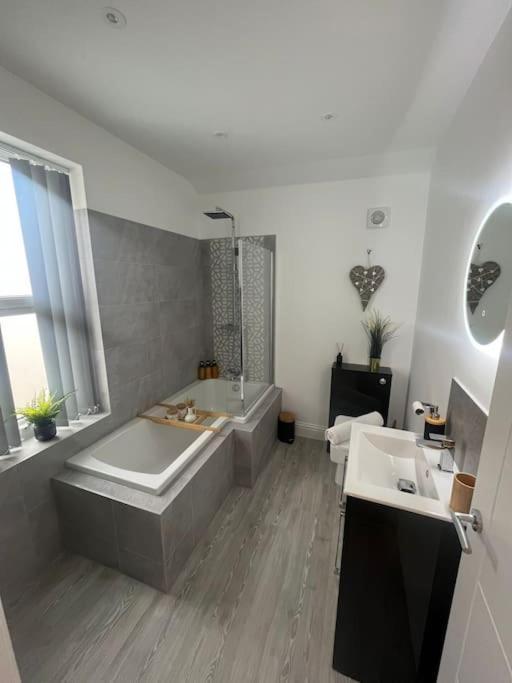Villa Brand New Stunning Family House Blackpool Esterno foto